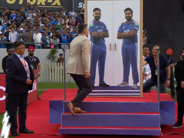 सम्मान के दौरान रोहित शर्मा और विराट कोहली।