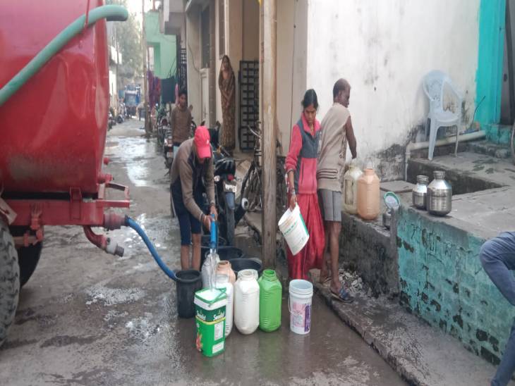 भागीरथपुरा इलाके में टैंकरों से की जा रही पानी की सप्लाई।