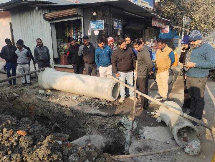 इंदौर में दूषित पानी से 22वीं मौत: 13 मरीजों का ICU में चल रहा इलाज; पिछले कई दिनों से 4 मरीज वेंटिलेटर पर - News Junction नगर निगम आयुक्त क्षितिज सिंघल ने कामों का दौरा किया।