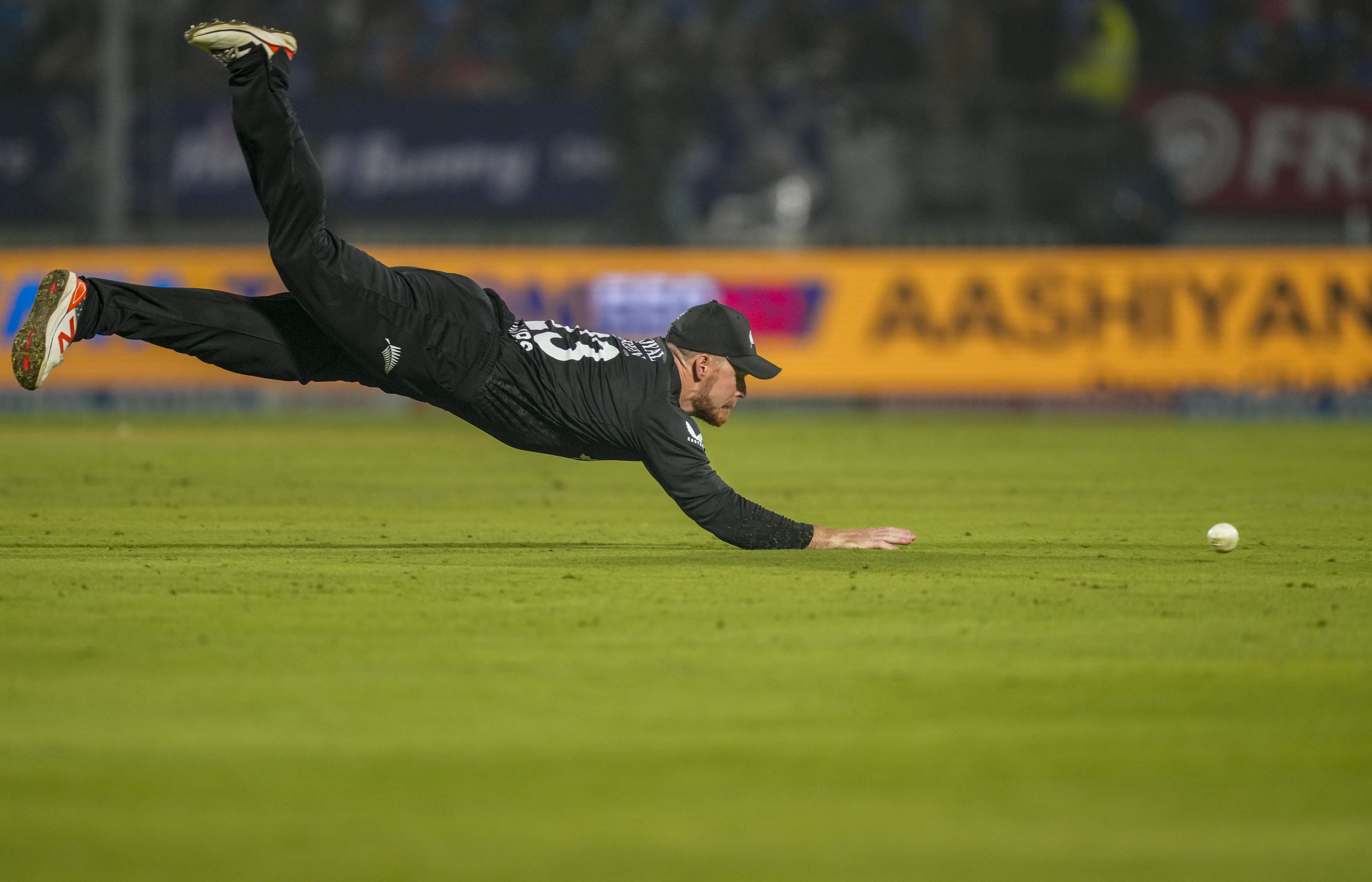 ग्लेन फिलिप्स ने डाइव लगाई, लेकिन शुभमन का कैच नहीं पकड़ सके।