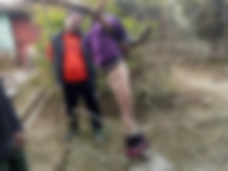 दो हजार रुपए चोरी के आरोप में सात साल के बच्चे को नंगा कर पीटा।