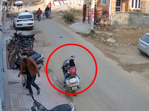 स्कूल गेट से करीब 30 मीटर दौड़ने के बाद स्कूटी गोबर के उपलों से टकराकर गिर गई।