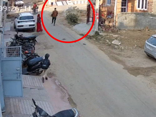 स्कूटी के दौड़ने के बाद पिता-बेटे उसके पीछे दौड़ पड़े।