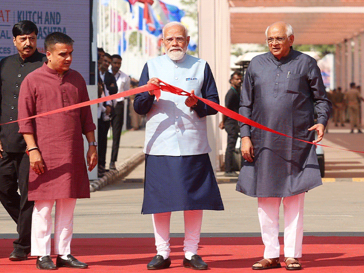 सोमनाथ से राजकोट पहुंचे और मारवाड़ी यूनिवर्सिटी में वायब्रंट गुजरात सौराष्ट्र रीजनल का उद्घाटन किया।