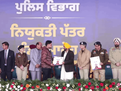 पीएपी जालंधर में नियुक्ति पत्र देते सीएम भगवंत मान। - Dainik Bhaskar