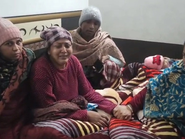 मृतक की पत्नी जानकारी देते हुए।