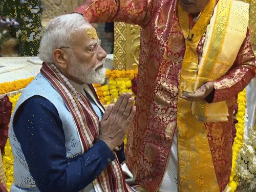 रविवार को शौर्य यात्रा के बाद पीएम ने सोमनाथ में 30 मिनट तक पूजा की।