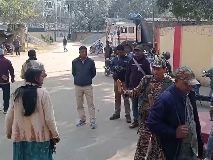 परिजन थाने पहुंचे और लिखित शिकायत दर्ज कराई।