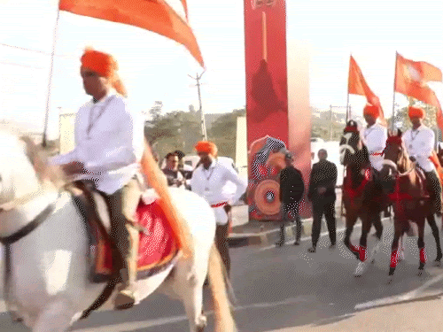 शौर्य यात्रा में भाग लेने के लिए गुजरात पुलिस के 108 घोड़े पहुंचे हैं।