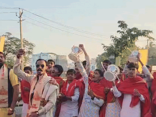 शौर्य यात्रेत 500 हून अधिक साधू-संतांची मंडळी डमरू वाजवण्यासाठी पोहोचली आहेत.