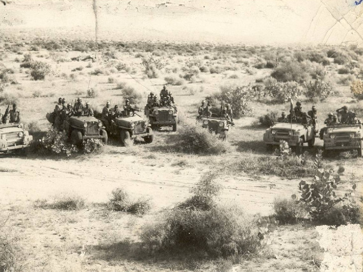 ये फोटो उसी वक्त की है, जब 10 पैरा बटालियन की टुकड़ी ने 5 दिसंबर 1971 को ऑपरेशन शुरू किया था। कमांडो स्पेशली डिजाइन जीपों पर सवार होकर पाकिस्तान के छाछरो से छह किलोमीटर पहले पहुंचे थे।