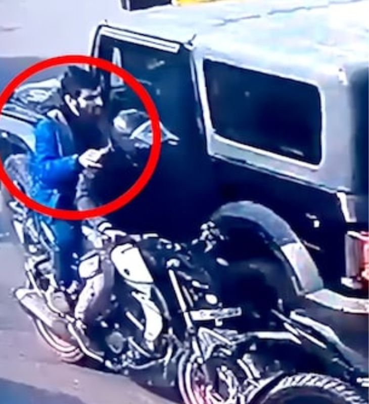 सीसीटीव्ही फुटेजमध्ये एक आरोपी बाईकवर चेहरा झाकलेला दिसला. दुसऱ्या आरोपीचा चेहरा स्पष्ट दिसत आहे.