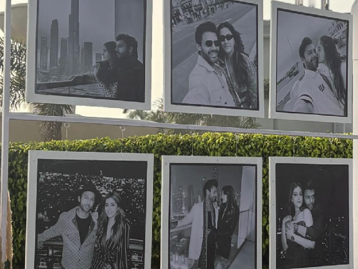 रेफल्स होटल में जहां शादी के फंक्शंस हो रहे हैं, वहां एंट्री पर नूपुर और स्टेबिन की फोटोज लगाई गईं।