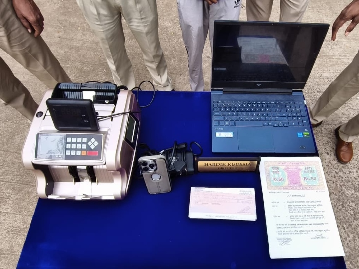 76 investors were duped in the name of doubling their money. | भारतीय रुपए को डॉलर में बदलने 3 करोड़ की ठगी: फाइनेंस ऑफिस खोला, लोगों को फायदे बताकर पैसे लिए; मुनाफा घटा तो ताला लगाकर भागा - Chhattisgarh News 3 पुलिस ने नोट गिनने की मशीन समेत अन्य सामान किए जब्त।