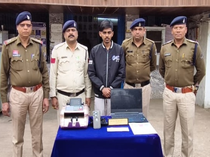 76 investors were duped in the name of doubling their money. | भारतीय रुपए को डॉलर में बदलने 3 करोड़ की ठगी: फाइनेंस ऑफिस खोला, लोगों को फायदे बताकर पैसे लिए; मुनाफा घटा तो ताला लगाकर भागा - Chhattisgarh News 2 whatsapp image 2026 01 10 at 33756 pm1768073746 1768102674