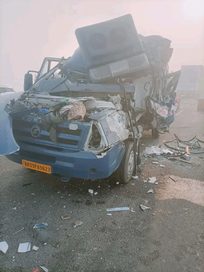 टक्कर इतना जोरदार था की गाड़ियों के आगे का हिस्सा चूर-चूर हो गया