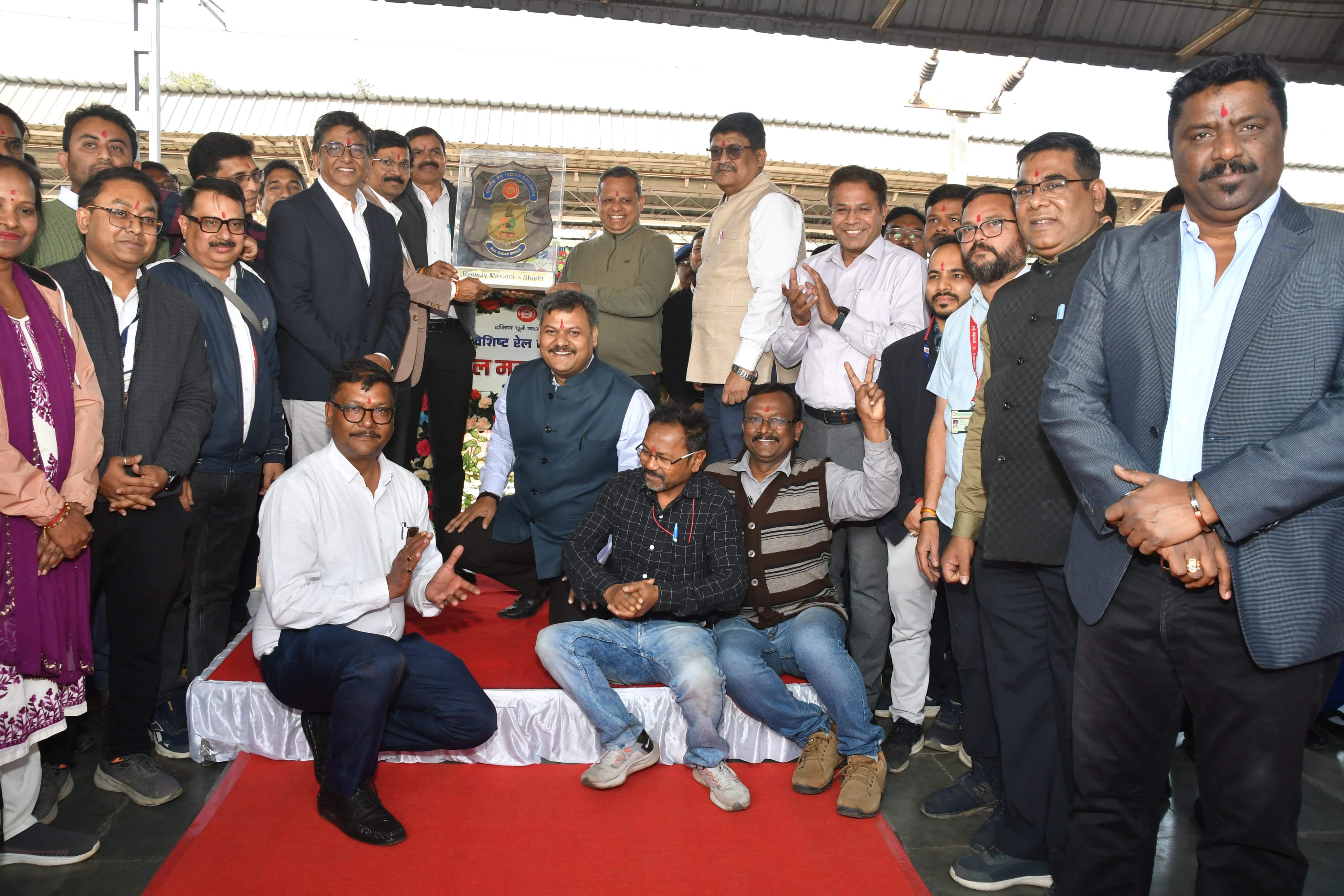 शील्ड के साथ रायपुर रेल मंडल के कर्मचारी।