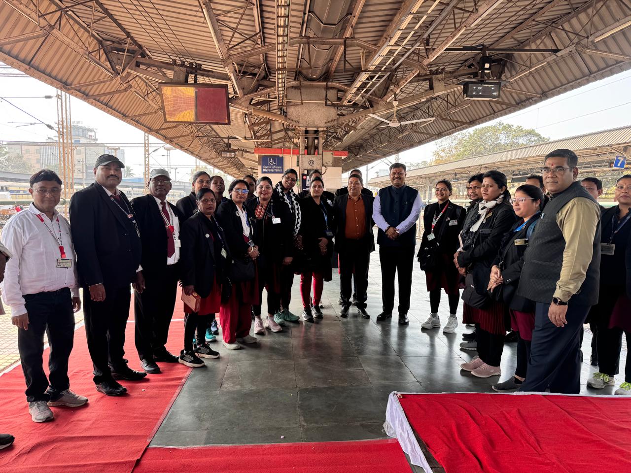 रायपुर रेल के कामर्शियल अधिकारी और कर्मचारी।