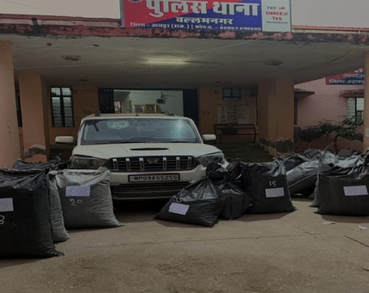 वल्लभ नगर थाने क्षेत्र में स्कॉर्पियो में 25 प्लास्टिक के कट्टों में 486 किलो डोडा-चूरा भरा हुआ मिला।