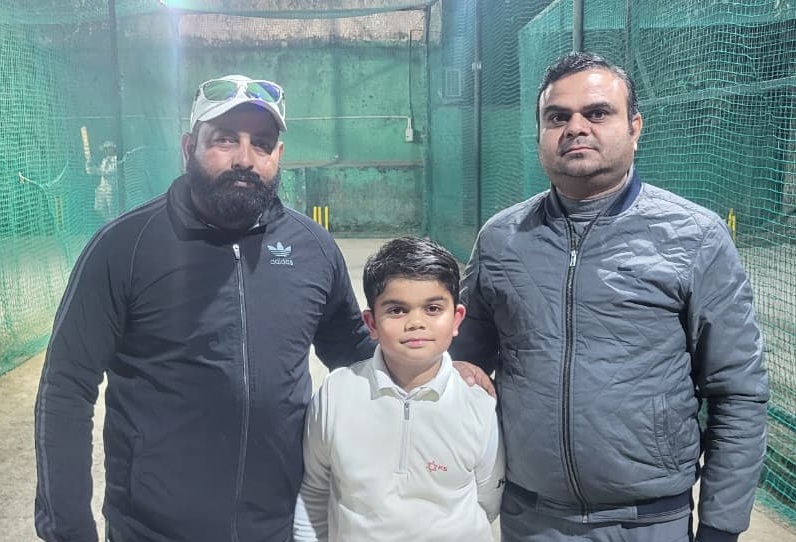 पिता सुरेंद्र सिंह (दाएं) और कोच संजय शर्मा (बाएं) के साथ गर्वित उत्तम (बीच में)।