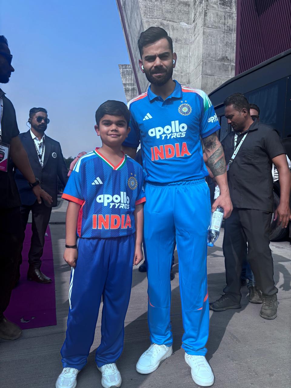 वड़ोदरा में विराट कोहली से मुलाकात के दौरान गर्वित उत्तम।