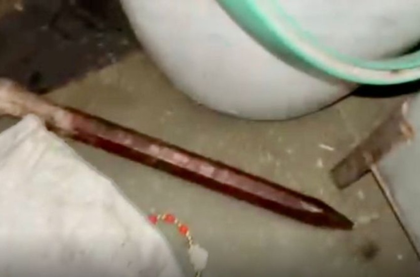 यह टेंट गाड़ने वाली कील है। इस कील से ही संजू ने अपने दोनों बच्चों को मार डाला।