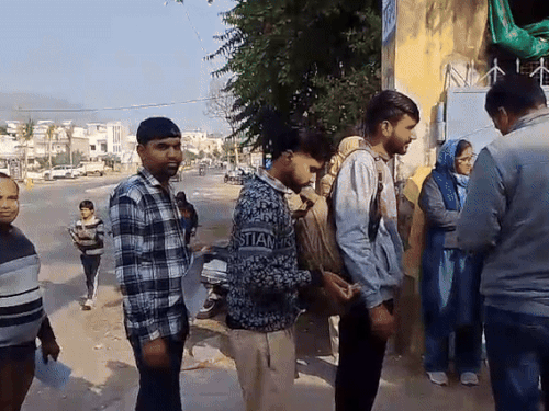 परीक्षा सेंटर पर कतार लगी रही।