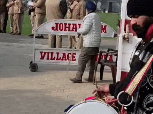 जोहल फार्म लोहड़ी कार्यक्रम में पंजाब पुलिस तैनात। लोग आने शुरू। - Dainik Bhaskar