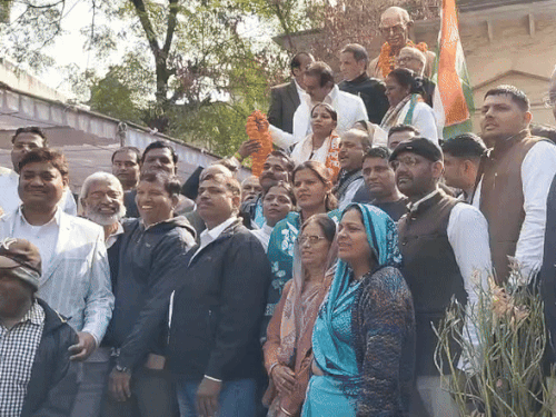 मनरेगा का नाम बदलने को लेकर विरोध जताया।