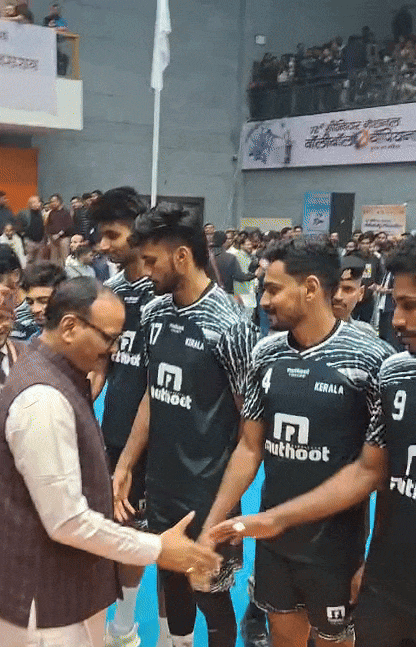 मैच शुरू होने के पहले डिप्टी सीएम ब्रजेश पाठक ने खिलाड़ियों से परिचय प्राप्त किया।