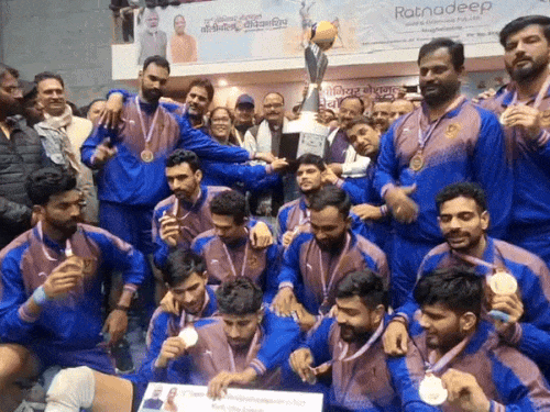 पुरुष वर्ग की विजेता टीम रेलवे को डिप्टी सीएम केशव प्रसाद मौर्या और ब्रजेश पाठक ने दी विजेता ट्राफी।