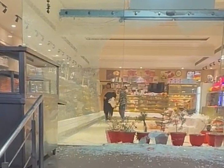 फगवाड़ा की स्वीट शॉप पर हुई फायरिंग में टूटा शीशा।