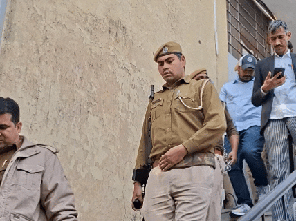 कड़ी सुरक्षा के बीच सुभाष बानूड़ा को सीकर कोर्ट में लाया गया।