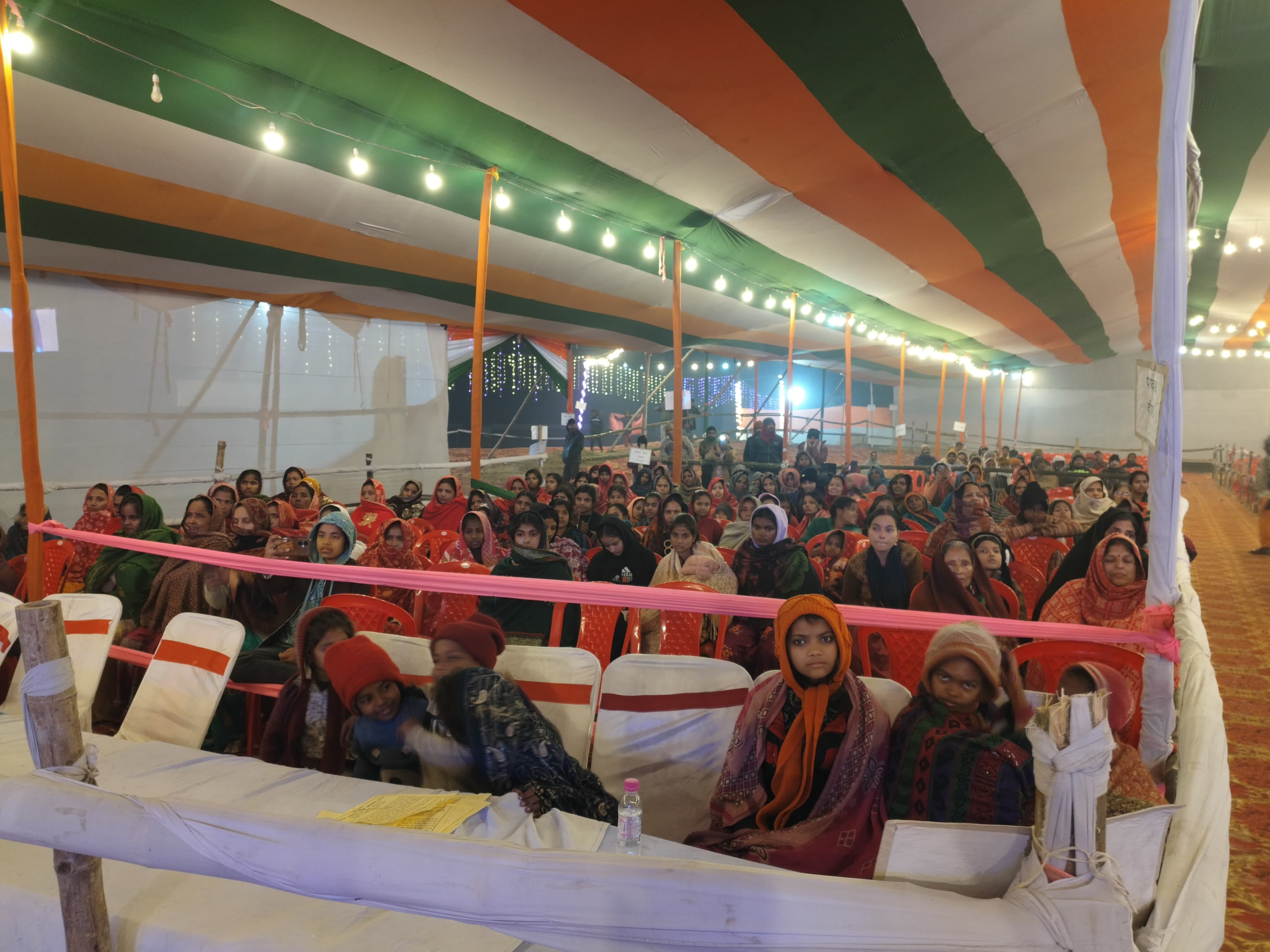 कार्यक्रम में मौजूद लोगों की भीड़।