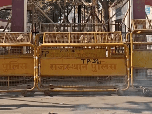 कलेक्ट्रेट गेट पर की गई बैरिकेडिंग।