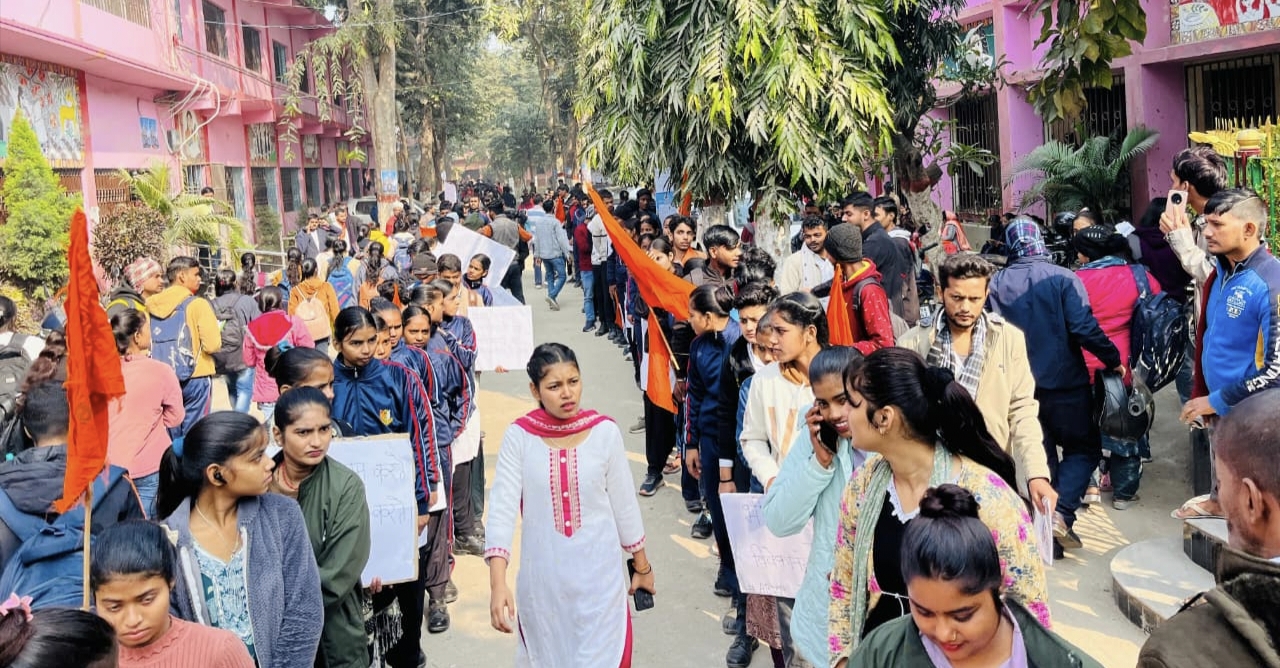 कार्यक्रम में उपस्थित कार्यकर्ता।