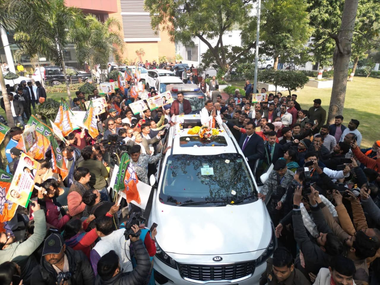 डालीबाग स्थित नैमिषारण्य गेस्ट हाऊस से गाड़ियों के काफिले के साथ पंकज चौधरी निकले। उनका जगह-जगह स्वागत हुआ।