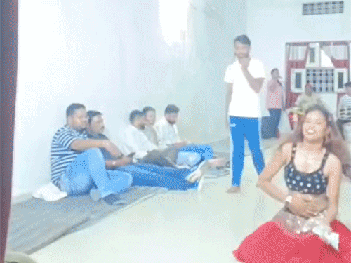 सूरजपुर में कार्यक्रम के लिए हॉल में गद्दे तक बिछाए गए थे।