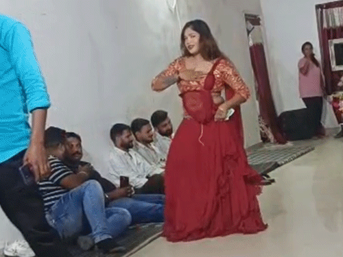 सूरजपुर फॉरेस्ट रेस्ट हाउस में हाथों में पैसे लिए हुए डांस करते दिखीं डांसर।