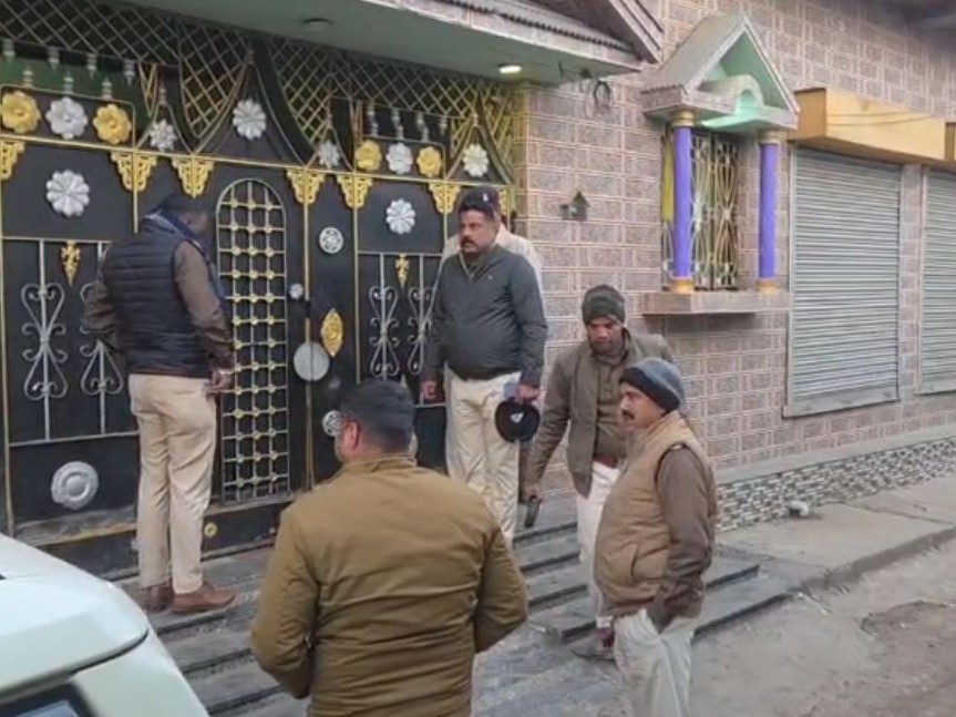 जमीन, फल और पशु कारोबारियों के ठिकानों पर रेड