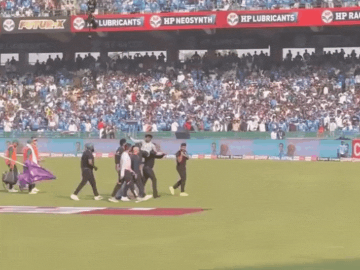 मैच के दौरान एक युवक अचानक ग्राउंड के बीच में घुस गया। सुरक्षा टीम ने उसे तुरंत उठाकर स्टेडियम से बाहर कर दिया था।