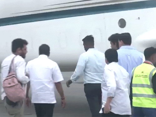 विजय सोमवार सुबह चेन्नई से चार्टर्ड फ्लाइट से दिल्ली के लिए निकलते हुए।