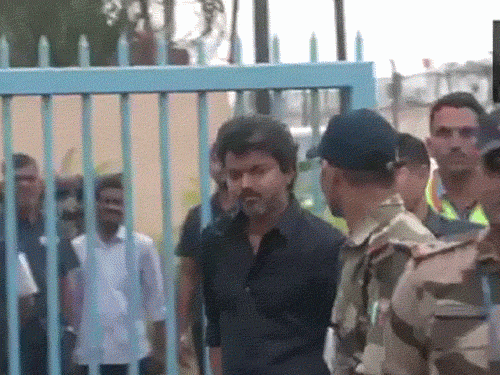 विजय थलापति चेन्नई से दिल्ली से निलते हुए। - Dainik Bhaskar