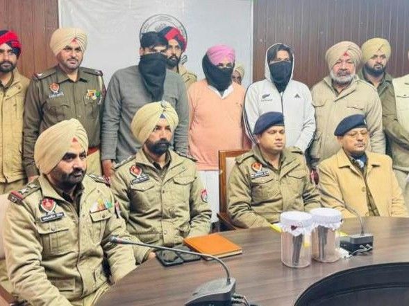 पुलिस की गिरफ्त में तीनों आरोपी। पुलिस ने इनसे हथियार बरामद किए हैं।