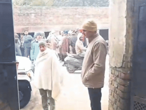 घटना की सूचना मिलते ही असंध पुलिस की टीम मौके पर पहुंच गई।