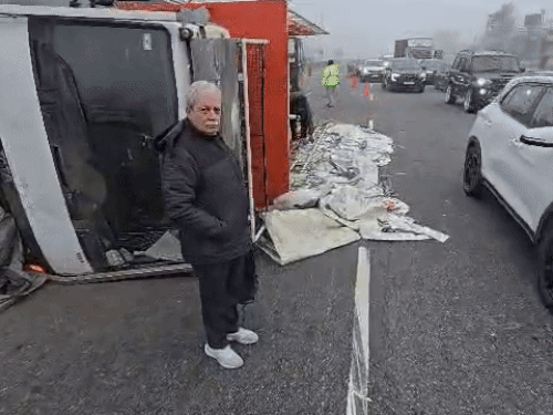 हाईवे पर पलेट केंटर से सामान निकालते हुए।