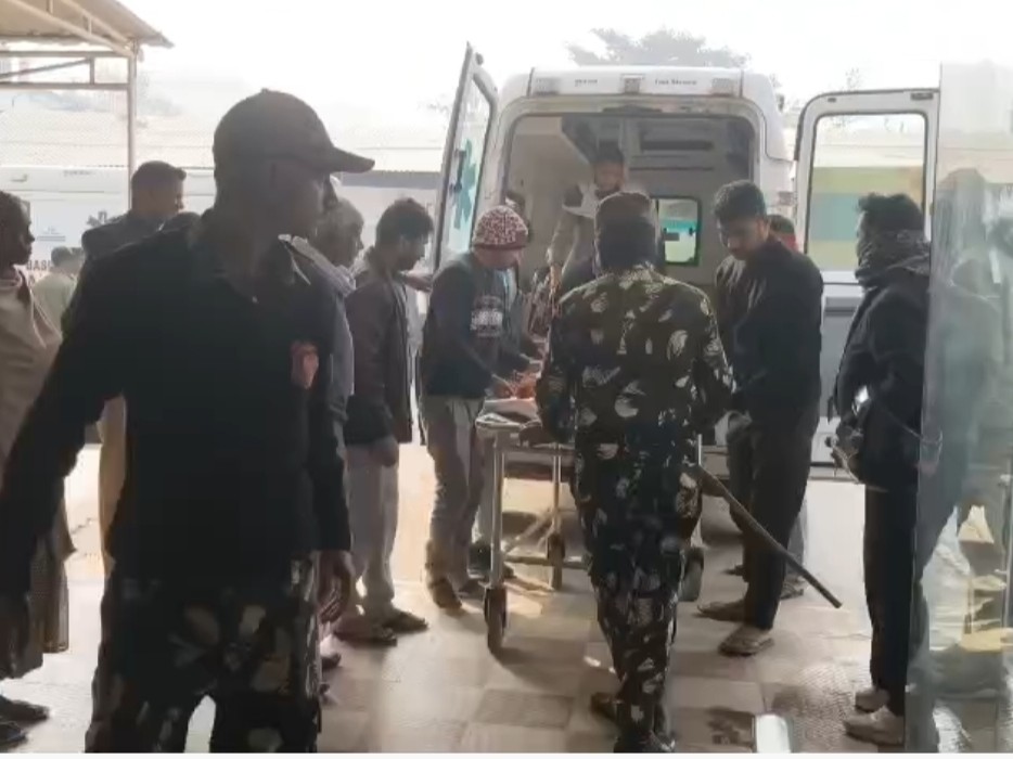 घायल को लाया गया अस्पताल।