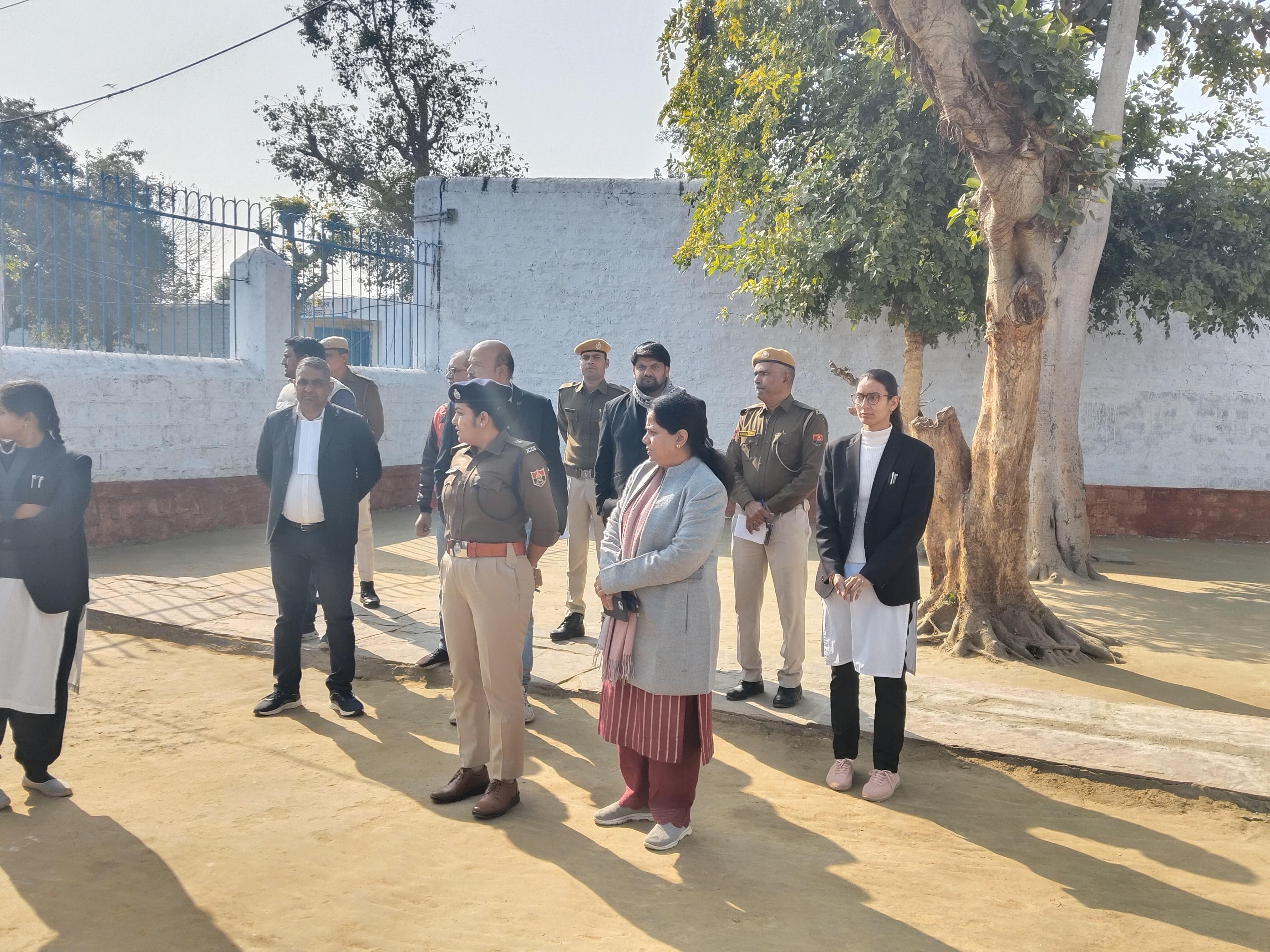 सचिव रेखा यादव ने जिला कारागृह धौलपुर में बंदियों से बातचीत की।