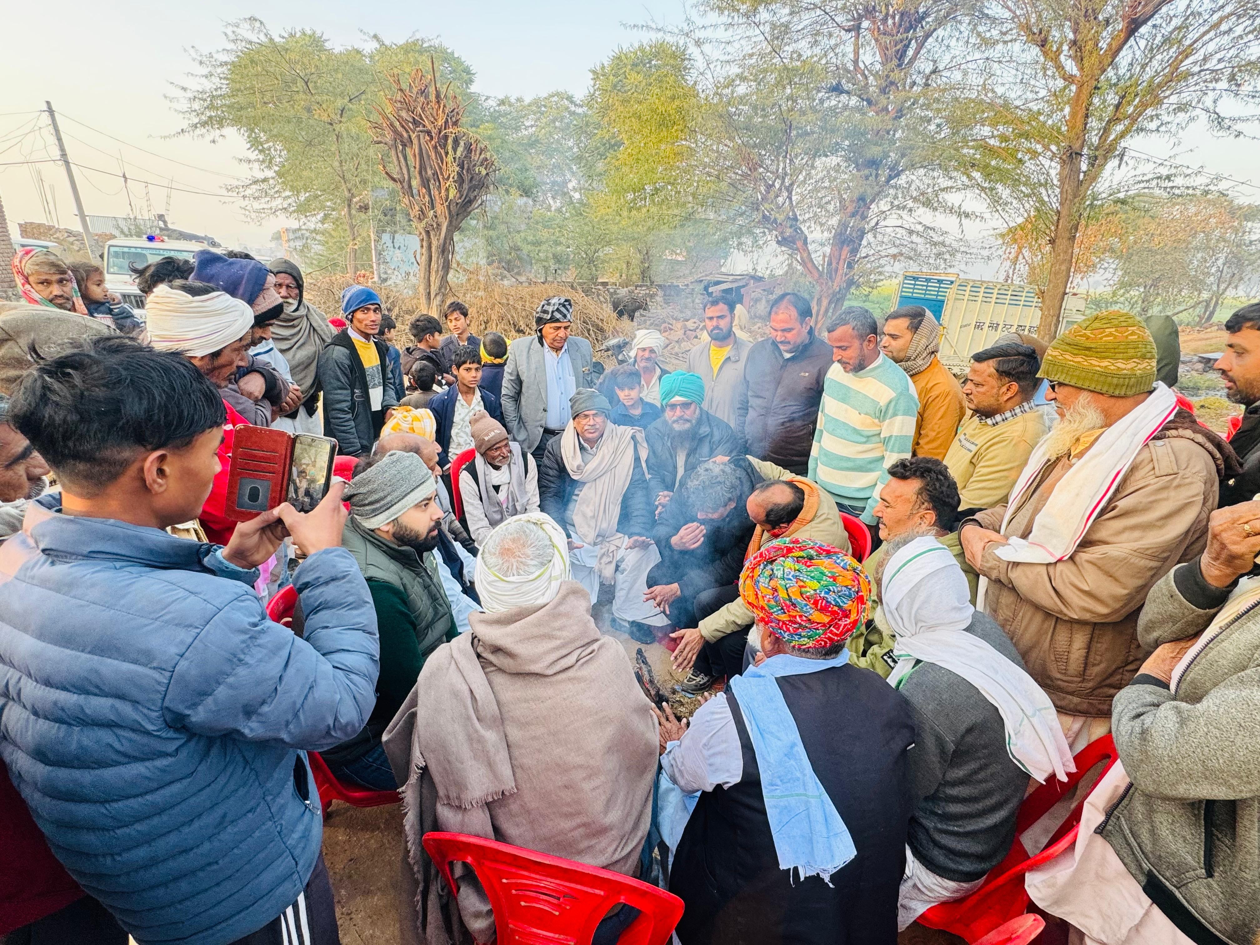 मंत्री बेढ़म ने ग्रामीणों के बीच पहुंचकर सुनी उनकी समस्याएं।