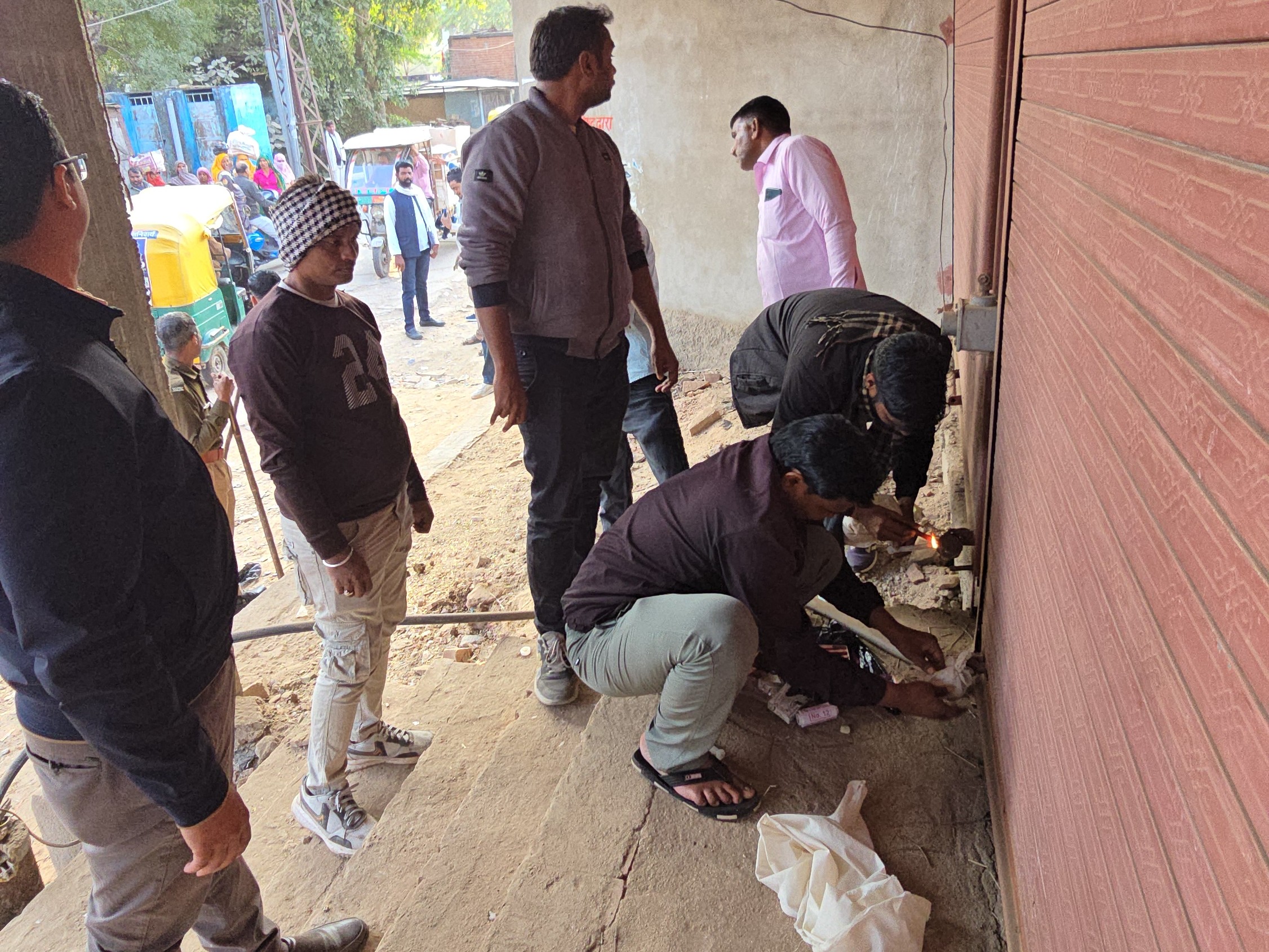 नगर परिषद आयुक्त ने बताया कि नोटिस की अवधि समाप्त होने के बाद नियमानुसार यह कार्रवाई की गई है।